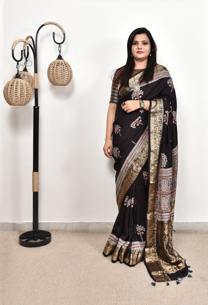 KUHIKU : AJRAKH DOLA SILK SAREE WITH NAKSHI ZARI PALLU