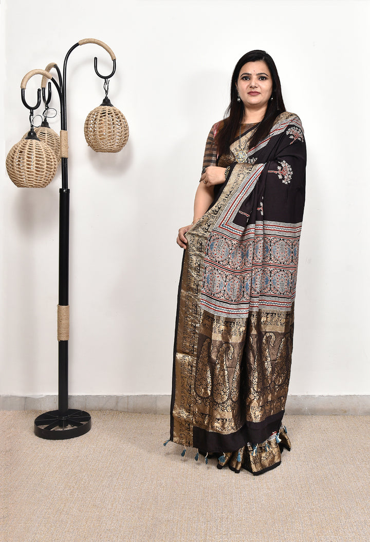 KUHIKU : AJRAKH DOLA SILK SAREE WITH NAKSHI ZARI PALLU