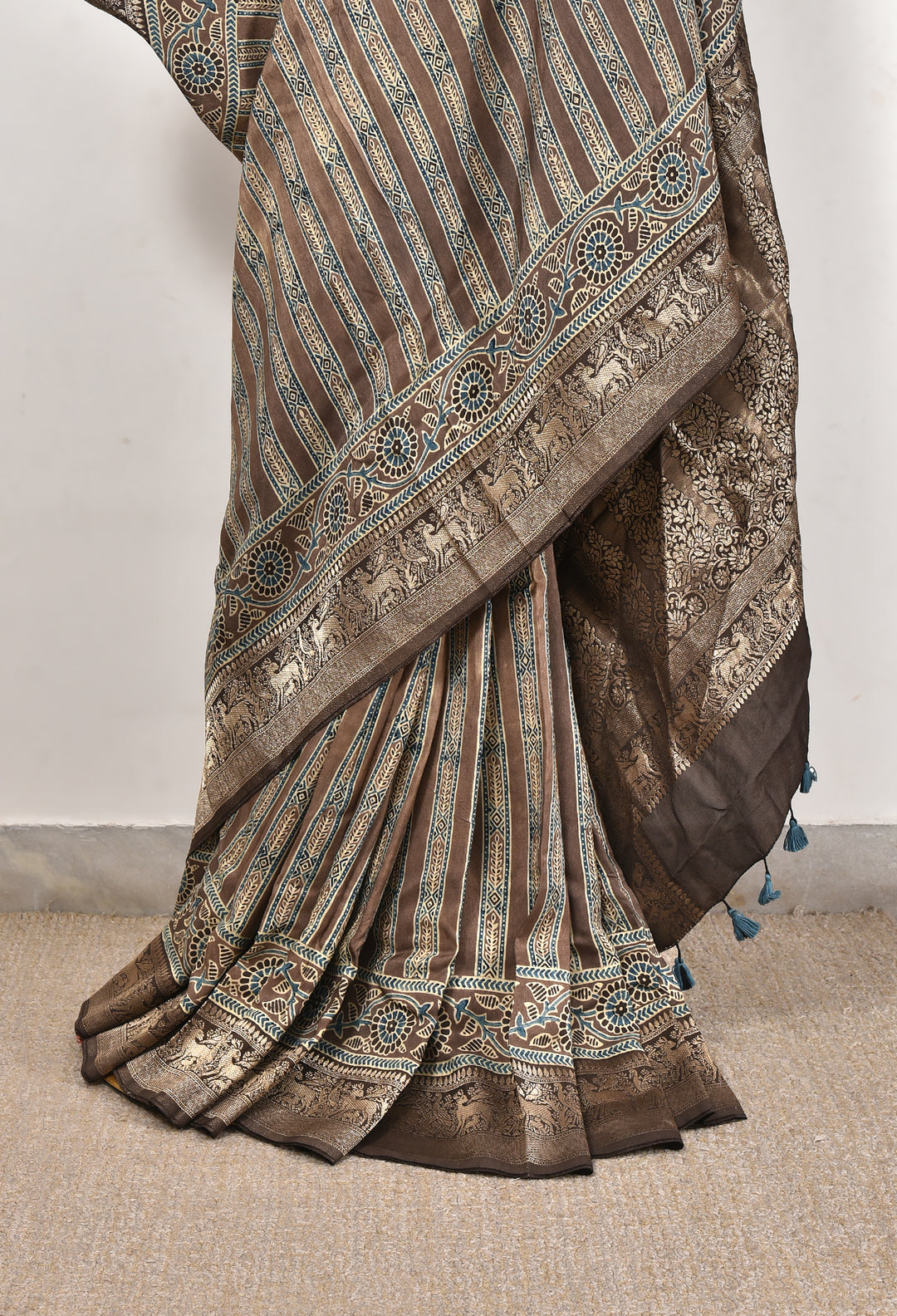 DHUNKI : AJRAKH DOLA SILK SAREE WITH NAKSHI ZARI PALLU