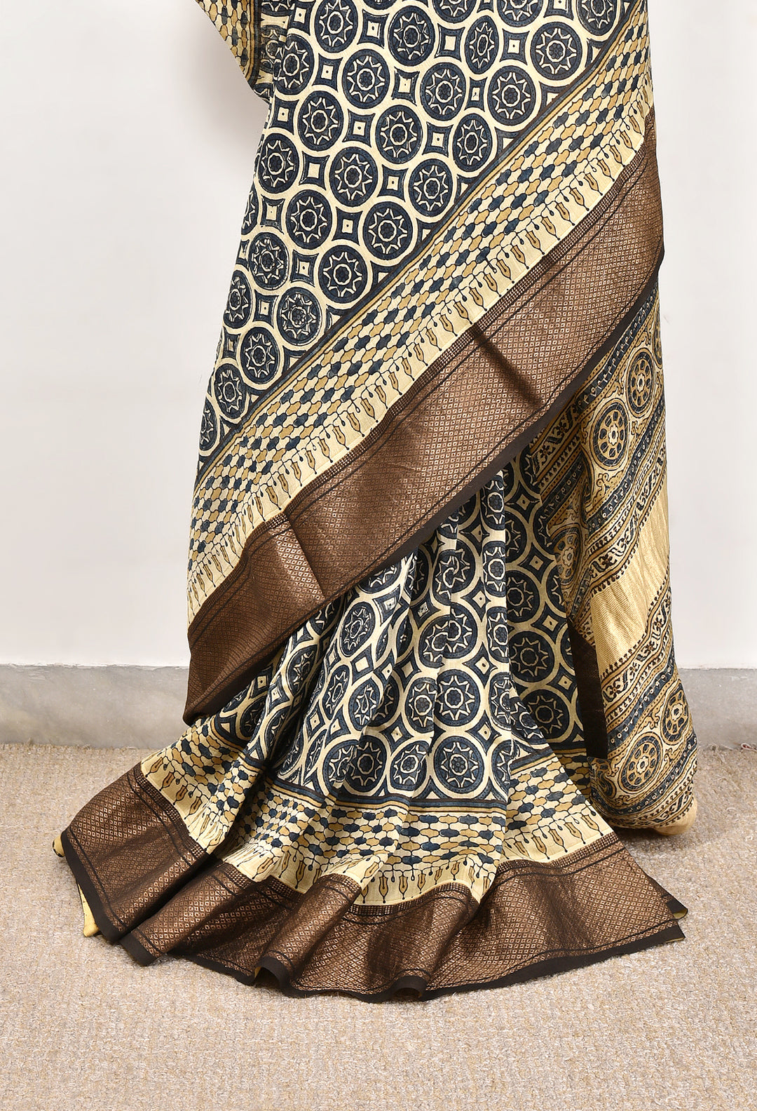 KOMLI : AJRAKH HANDBLOCK HANDWOVEN MAHESHWARI COTTON SILK SAREE WITH GOLD ZARI BORDER