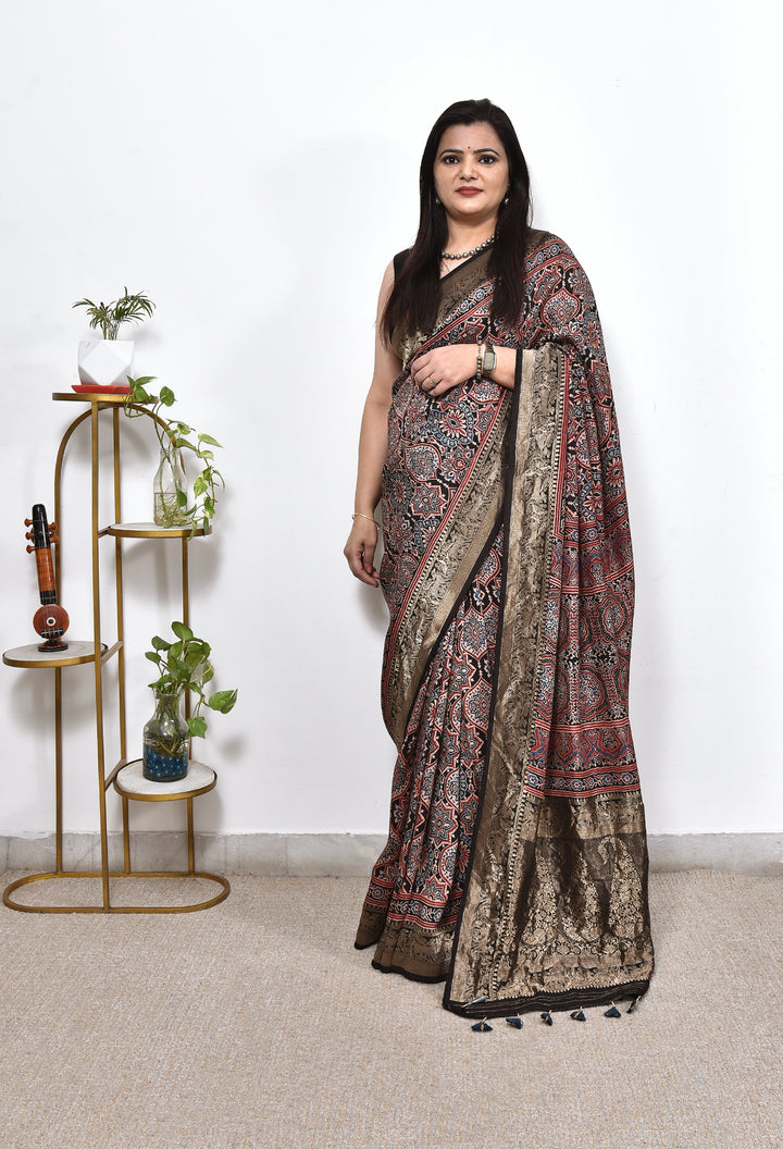 VEDIKA : AJRAKH DOLA SILK SAREE WITH NAKSHI ZARI PALLU