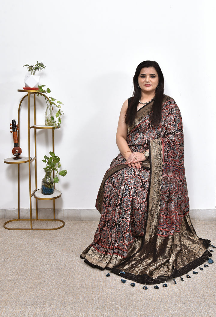 VEDIKA : AJRAKH DOLA SILK SAREE WITH NAKSHI ZARI PALLU