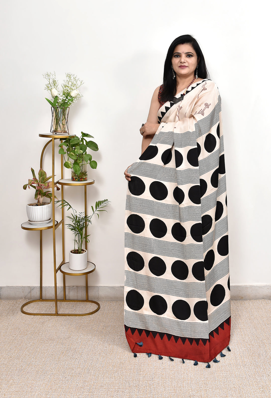 Videoda uchuvchining qalpoqchasi fosh qilingan Yosh yigitlar bilan jinsiy aloqada bolgan keksa ayollar video