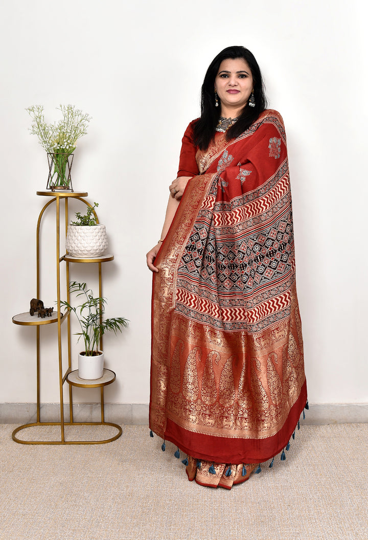 ROHINI : AJRAKH DOLA SILK SAREE WITH NAKSHI ZARI PALLU